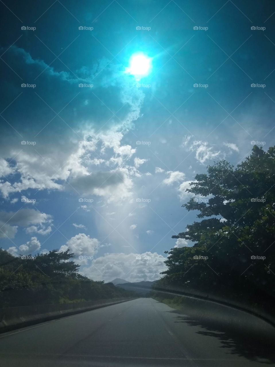 hermoso atardecer, donde apreciar los rayos del sol a través de las nubes y una tonalidad increíble.