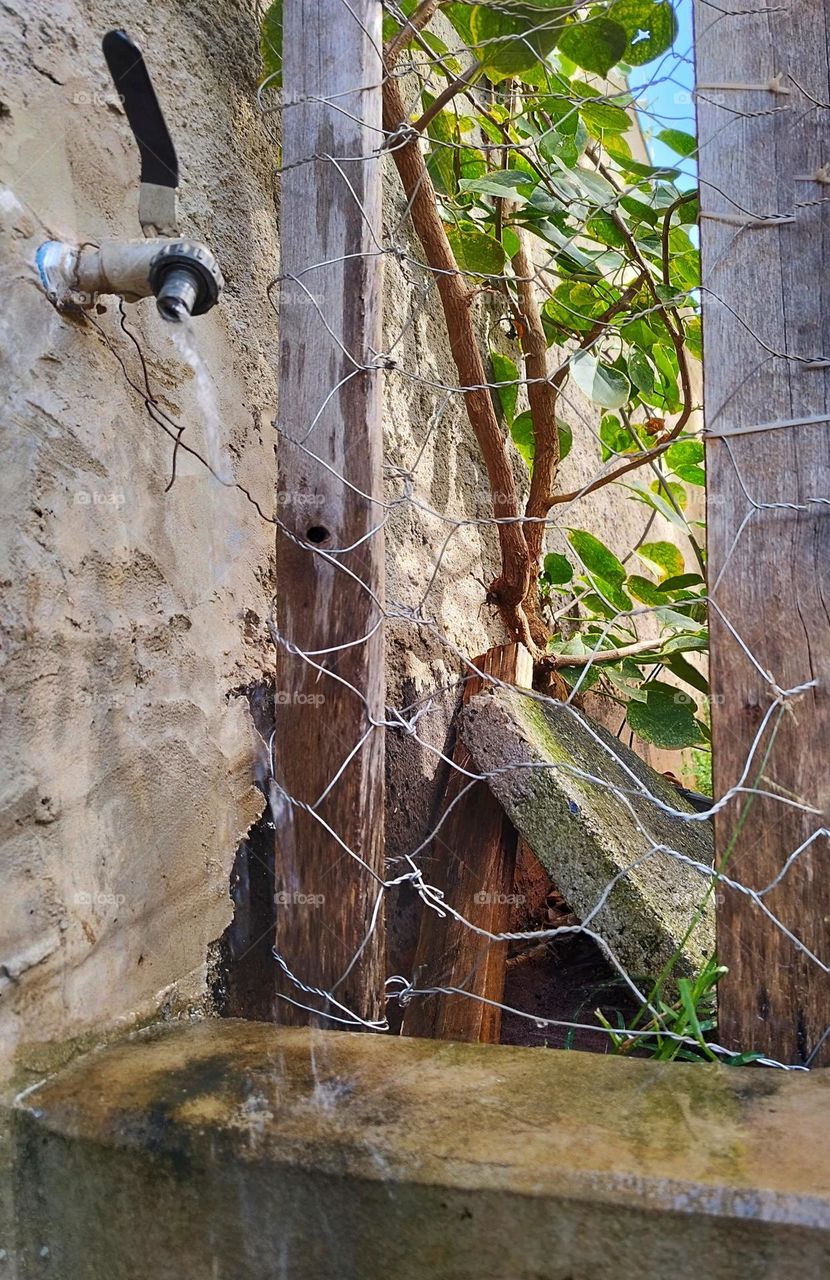 The photo illustrates the popular saying: “Soft water on hard stone hits with such force that it pierces.” Using this saying means that even stone, hard and strong, can suffer from the constant action of water, exemplifying insistence.