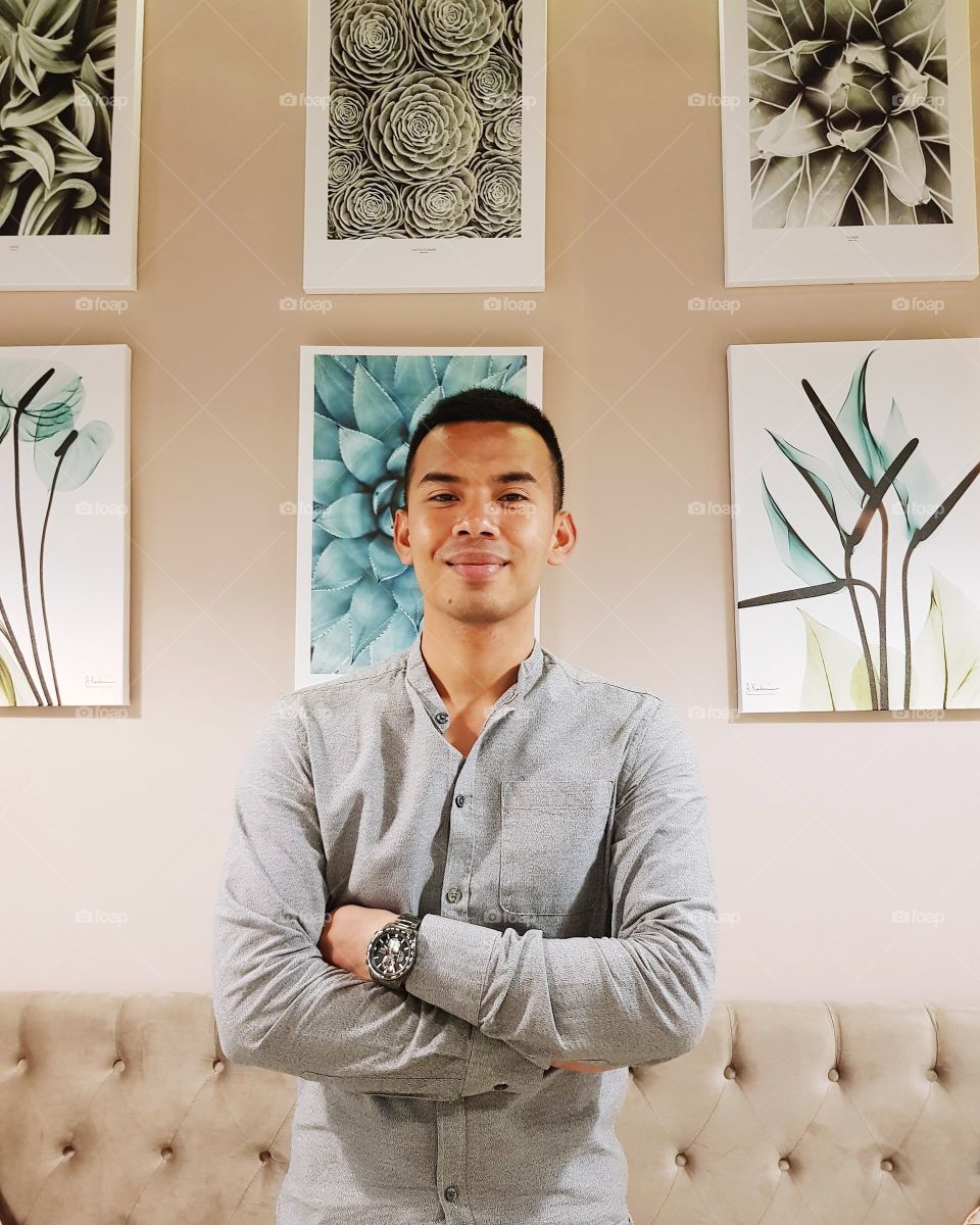 Man standing in at gallery room