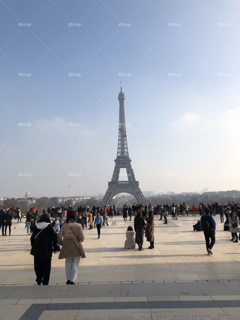 Tourists in front of the Eiffel Tower. (Trocadéro)