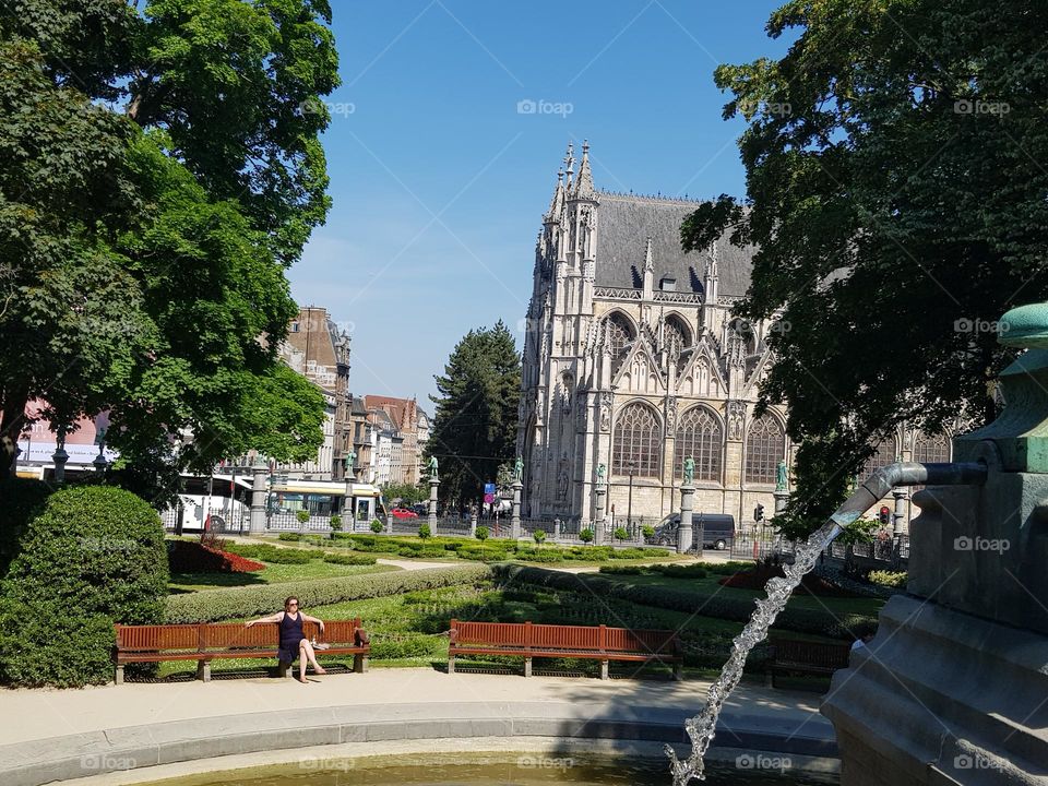 Prendre le soleil tranquille dans un parc tranquille calme paisible devant une fontaine apaisante