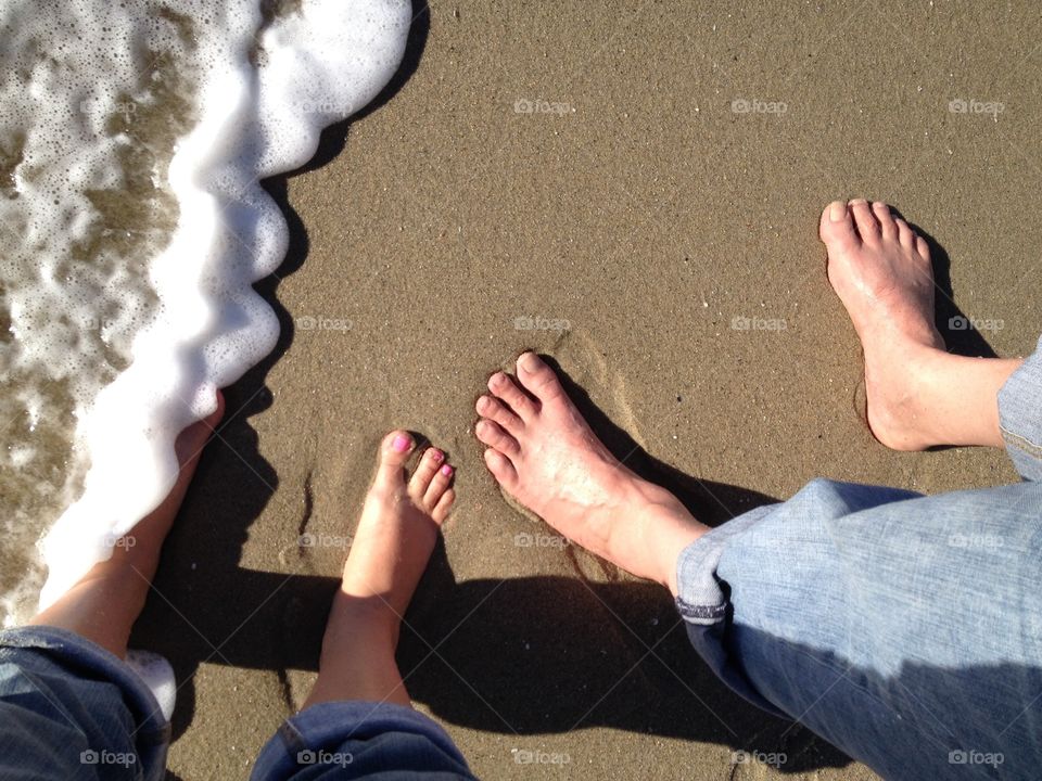 Barefoot . Feet on the beach