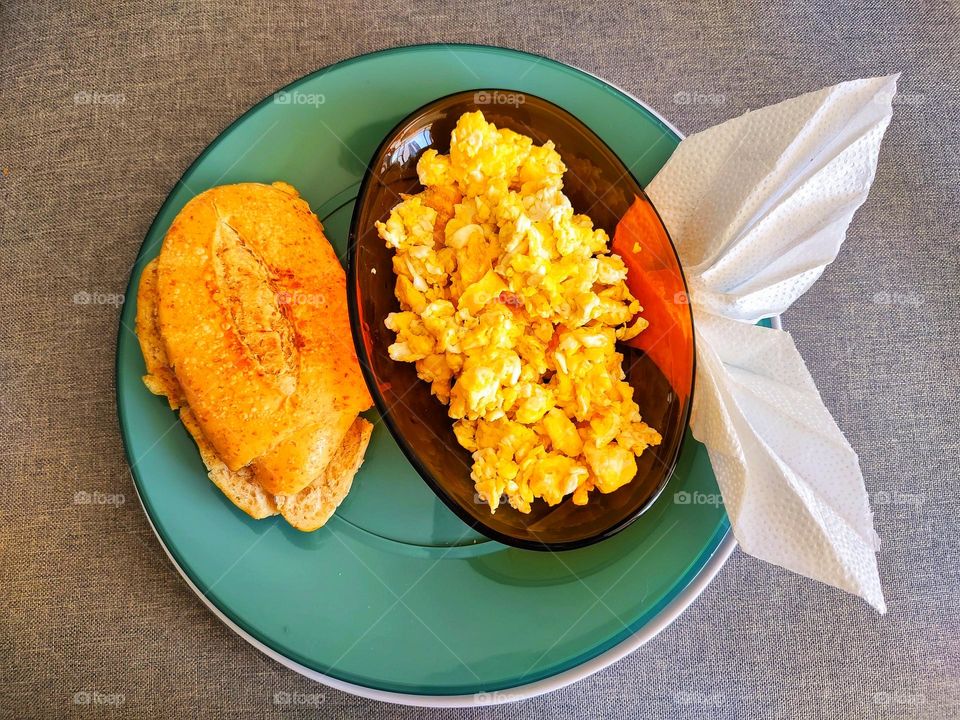 Nothing better than a delicious salt bread accompanied by scrambled eggs for breakfast.  A delight.