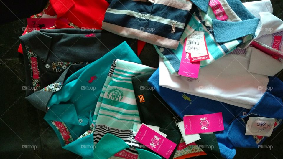 Roupas em loja. Camisetas femininas.