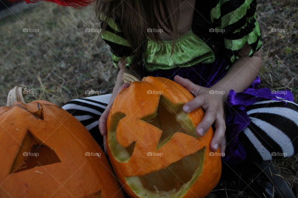 halloween's pumpkin and little witch