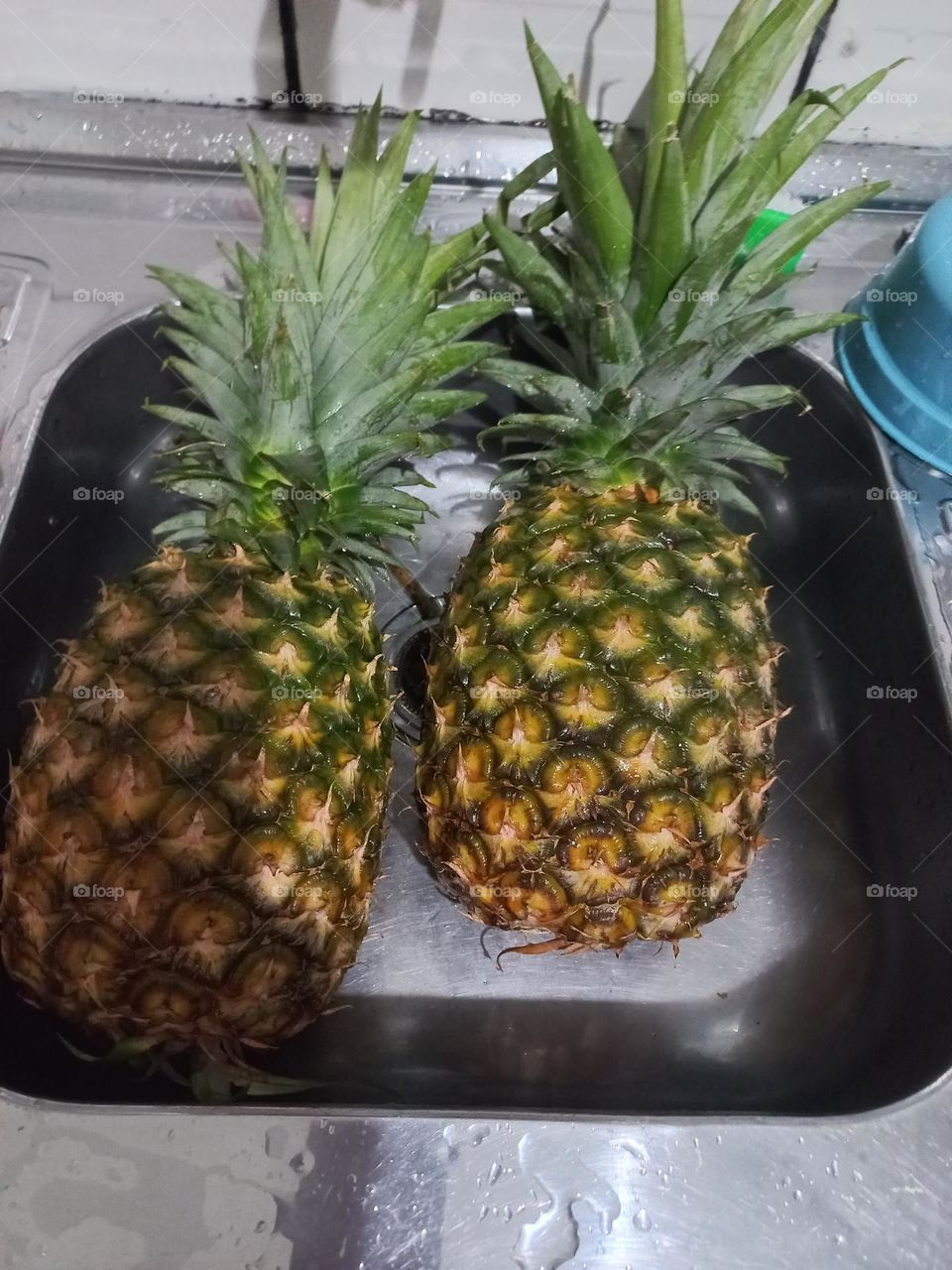 Abacaxi é um bom aliado. Possui vitaminas, minerais e enzimas, como a bromelina. Estes nutrientes ajudam a fortalecer o sistema imunológico e eliminar inflamações do corpo. Alimento diurético ajuda na perda de peso...