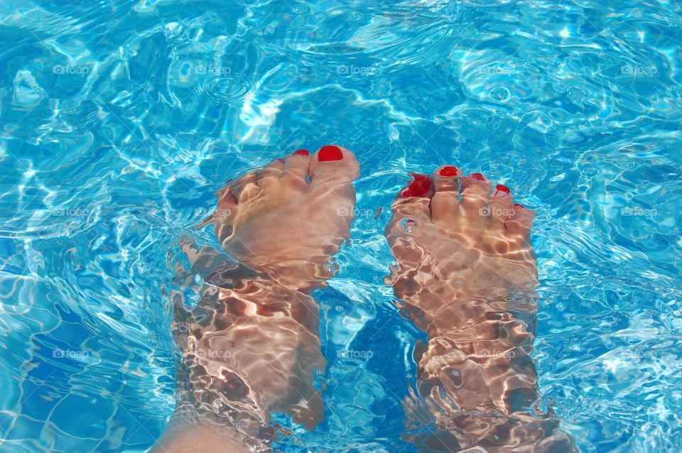 Pies en la piscinas