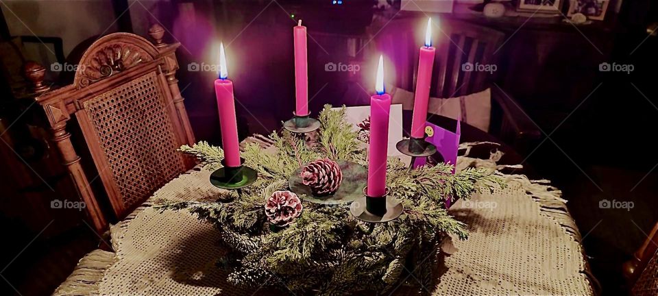 It’s the third advent indicated by three red candles burning on the evergreen reef and Christmas is less than two weeks away in the beautiful house in “Bavaria”, Germany. Humans as well as cats are full of anticipation. 2023. Hypnotic Productions