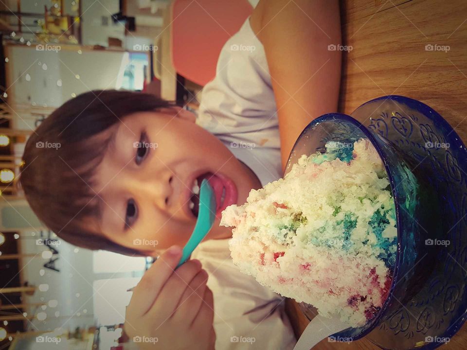 kid eating ice cream bingsu