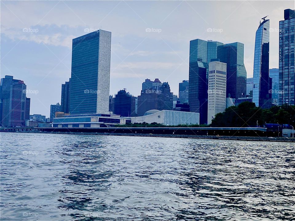 A rather fine image with a cubist modern art aesthetic was encountered on the way home along the „East River“ from „Mamaroneck“ to „Newtown Creek“ in early July of 2023. Hypnotic Productions
