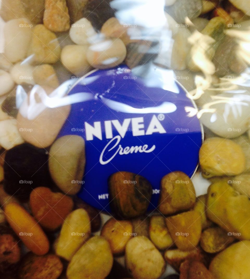 Rocks and Nivea under water