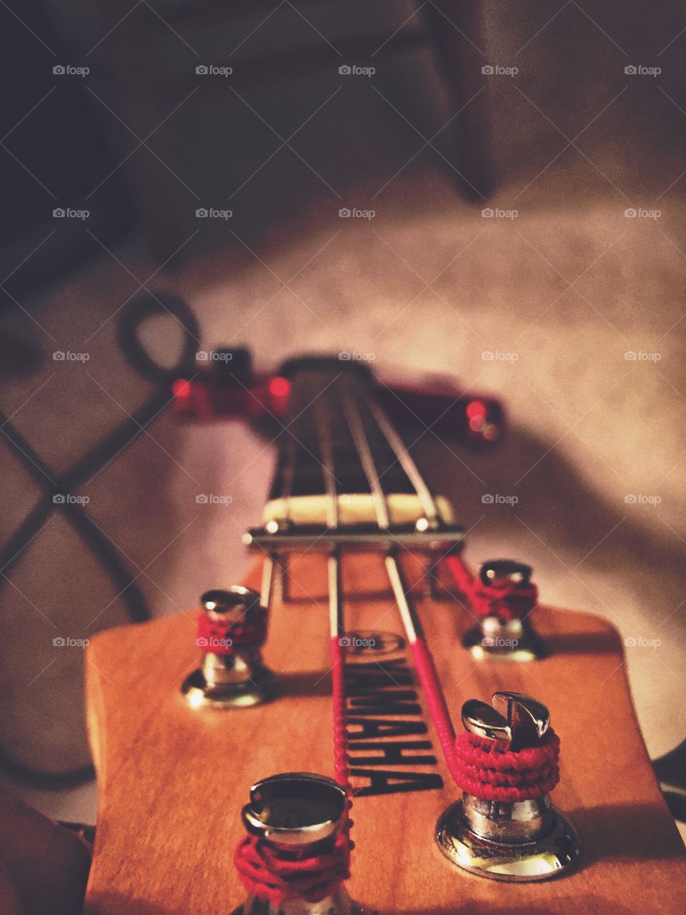 Bass guitar (red)