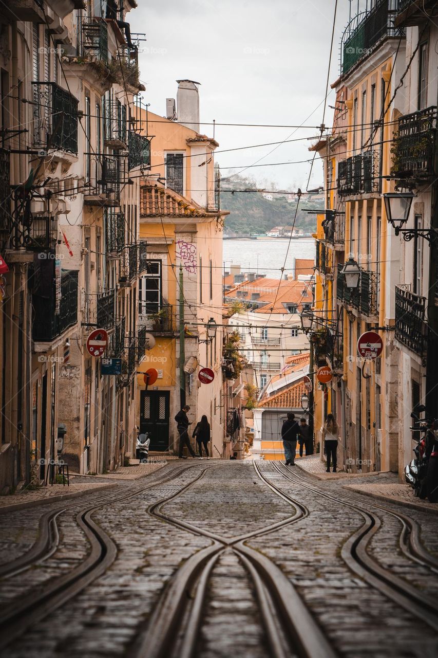 Leading lines in the streets of Lisbon