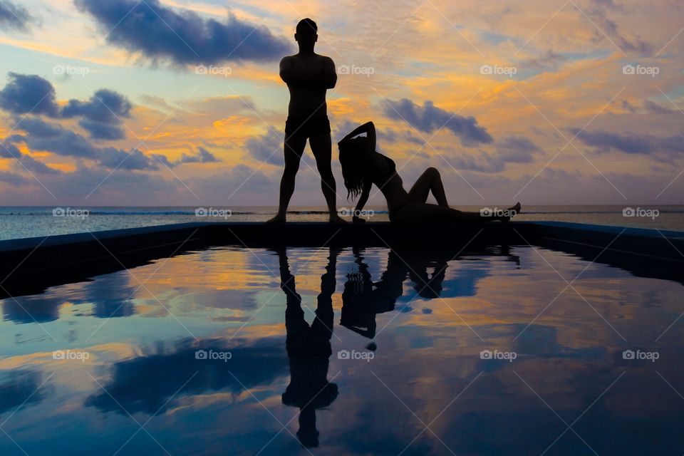 Silhouette traveling couple 