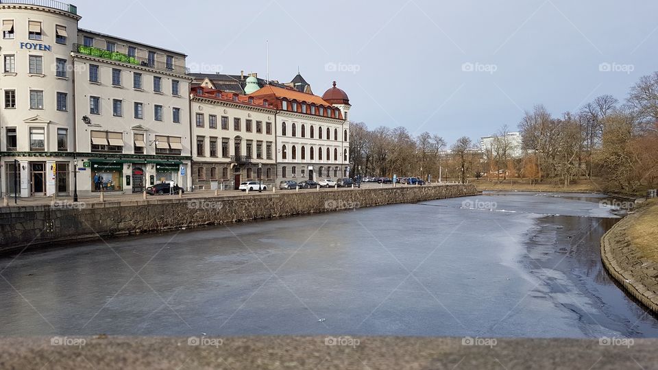 Frozen canal moat in the city of Gothenburg Sweden  - is på kanalen vallgraven i Göteborg Sverige 