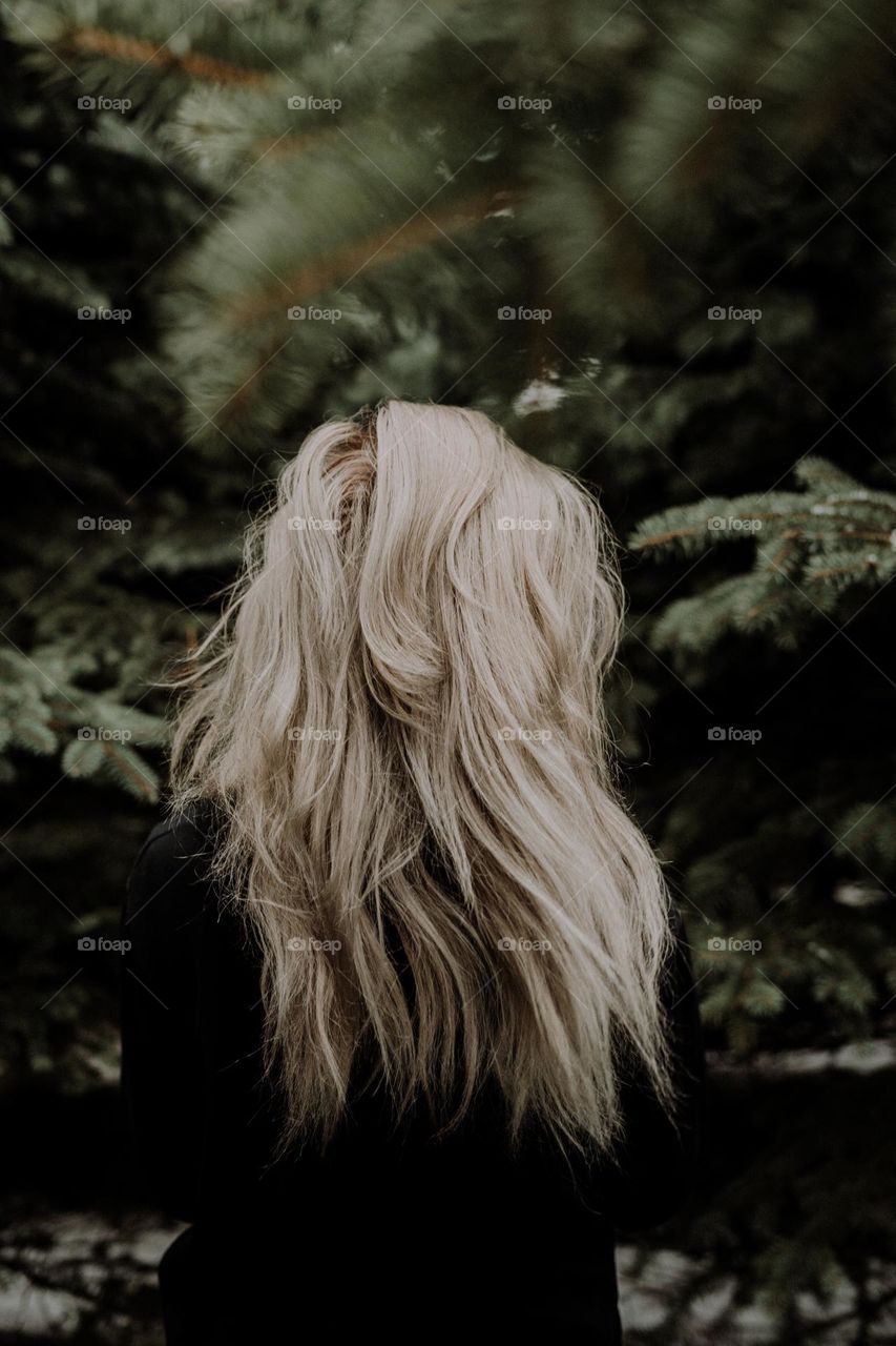 blonde woman in the woods / fall season / winter season / hair