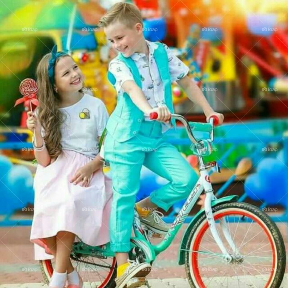 Children are in cycle