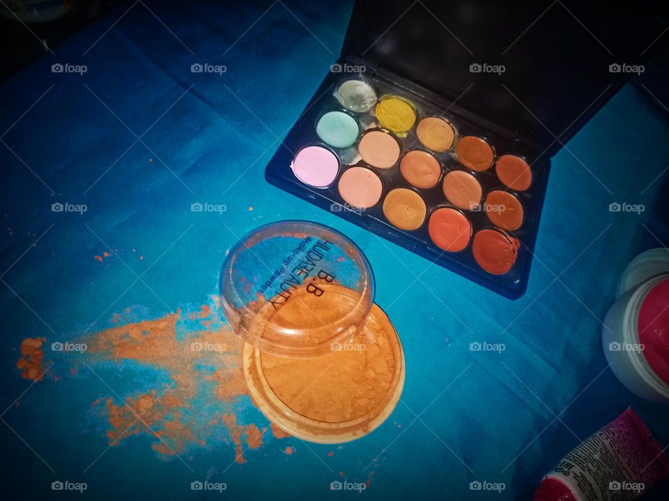 make up ❤️ night 🌃 pink rouge 💋❤️ powder B.B ❤️ and draw your eye with eye liner 🙈 make up 💄💅💥🎵