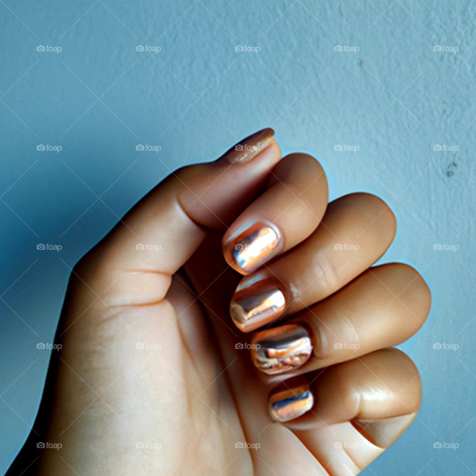 nails silver polish