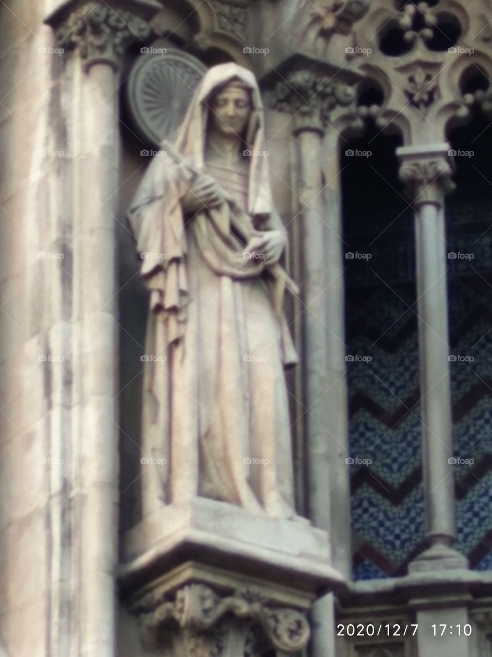 virgen en la fachada Principal de la Iglesia de Sant Joan
