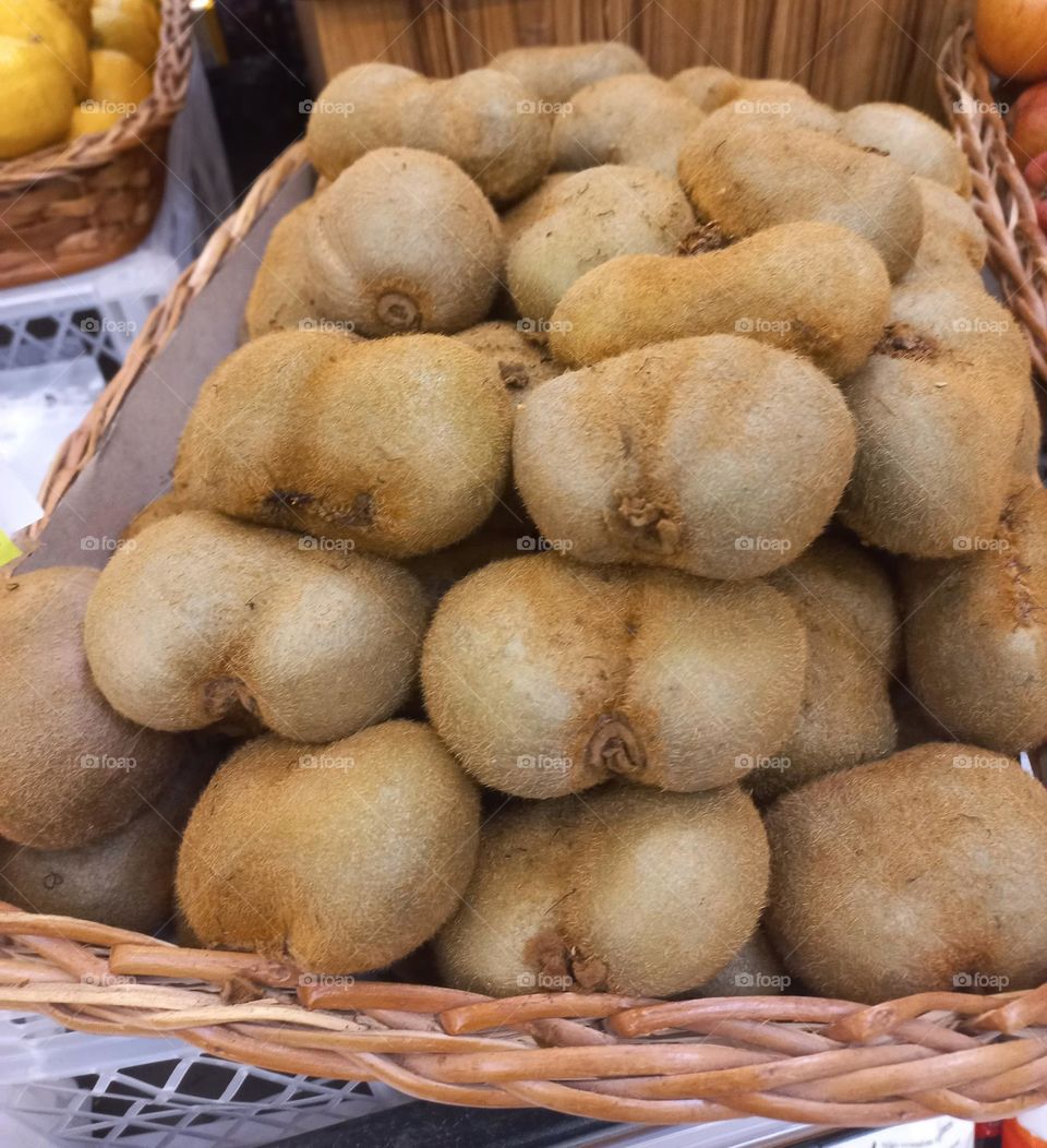 Kiwi fruta rica  em vitamina C, ajuda na prevenção  de gripes, resfriados, fortalece o sistema  imunológico  e favorece a cicatrização  da pele.