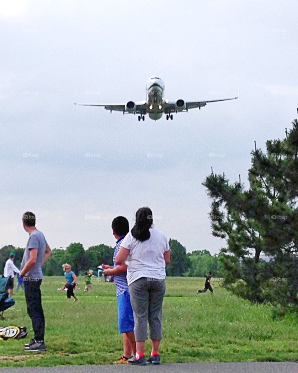 An airplane flying really low over Washington, DC