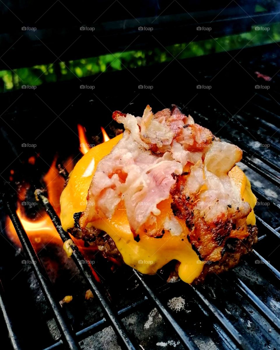 Really tasty burger steak made of ground beef. Grill at home and put cheddar cheese and bacon on top. Roast the rolls crispy and in addition to the steak and bacon and cheddar, the burger comes with mayonnaise, lettuce, tomato and raw red onion.
