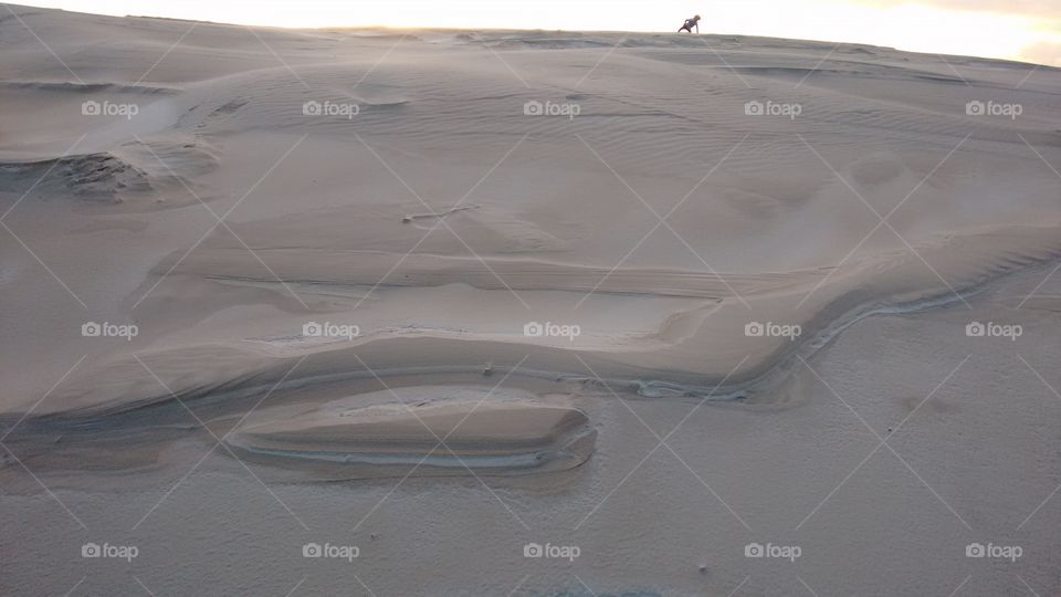 dunas lapidadas pelo vento na praia