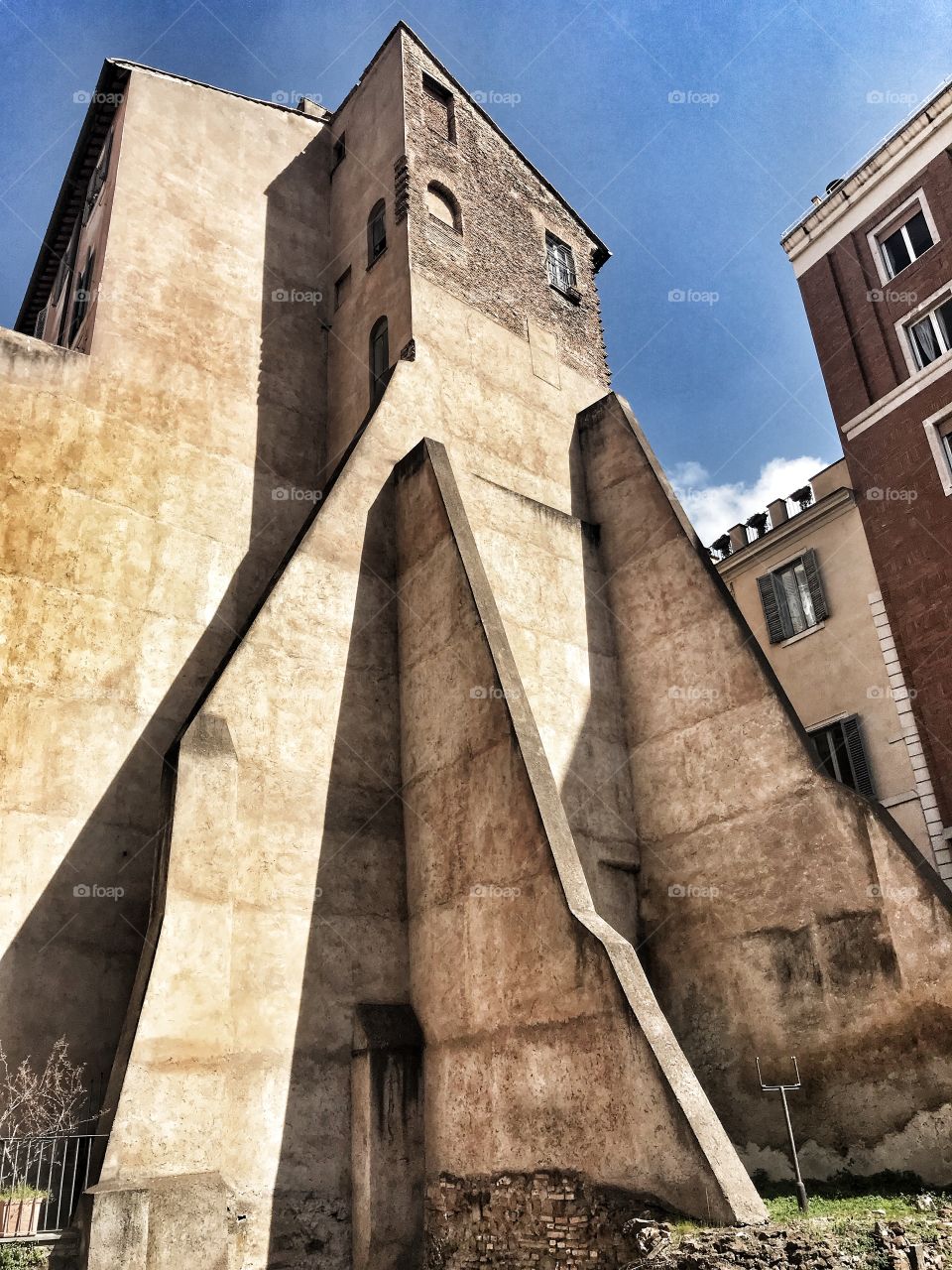 Buttressed building, Rome back streets 