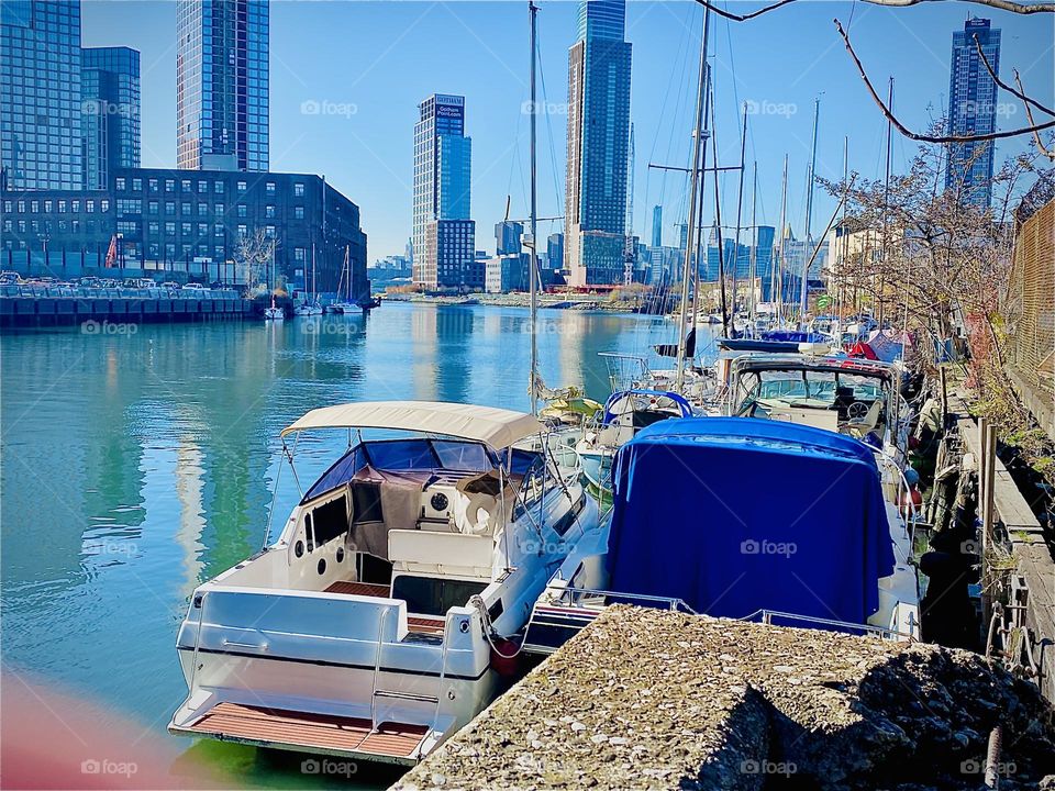 Not far from „Borden Ave“ is the „E River“ at „Newtown Creek“ featuring spectacular views all around of LIC, Queens, Greenpoint, Bklyn & of Manhattan & the „Empire State Building“. The  sea is a bright turquoise today. 2023. Hypnotic Productions