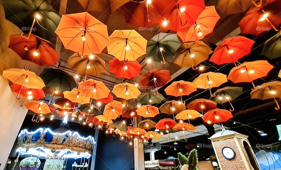 Chocolates, slides, spinners, houses, carousel, 3D photos, Lighting with Umbrellas, Watches, Giant Bears, promise to take children on an incredible journey through the "Fantastic Fábrica Show" in the store of the Chocolate Factory at Cacau Show