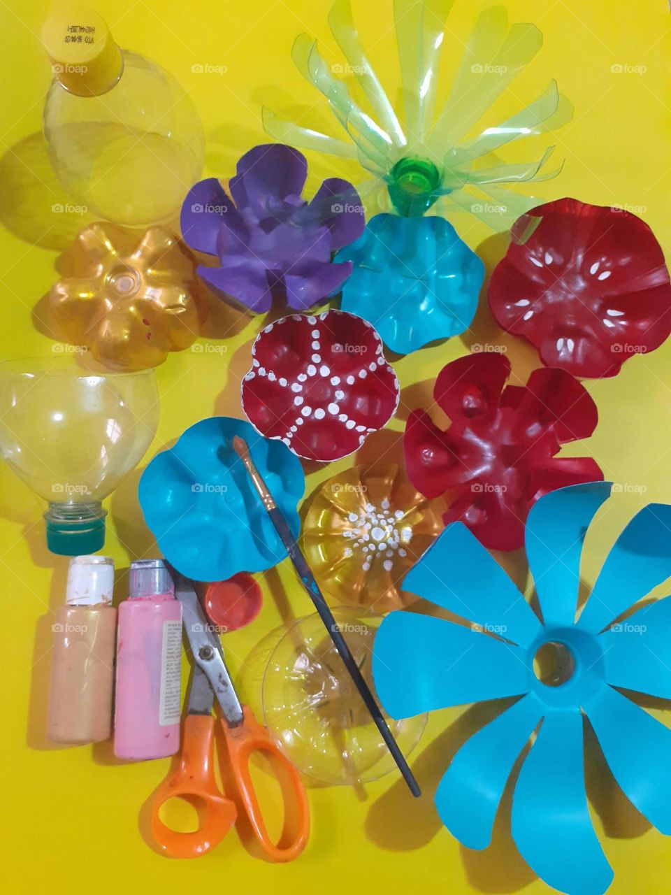 flores realizadas con botellas plásticas