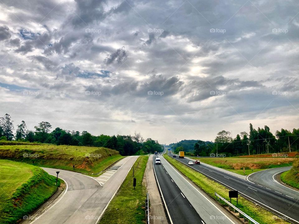 E a garoa está voltando.
Aqui na #Rodovia Dom Gabriel, chove para o sentido #Itu e ainda seco para o sentido #Jundiaí. Cuidado, motorista!
📸