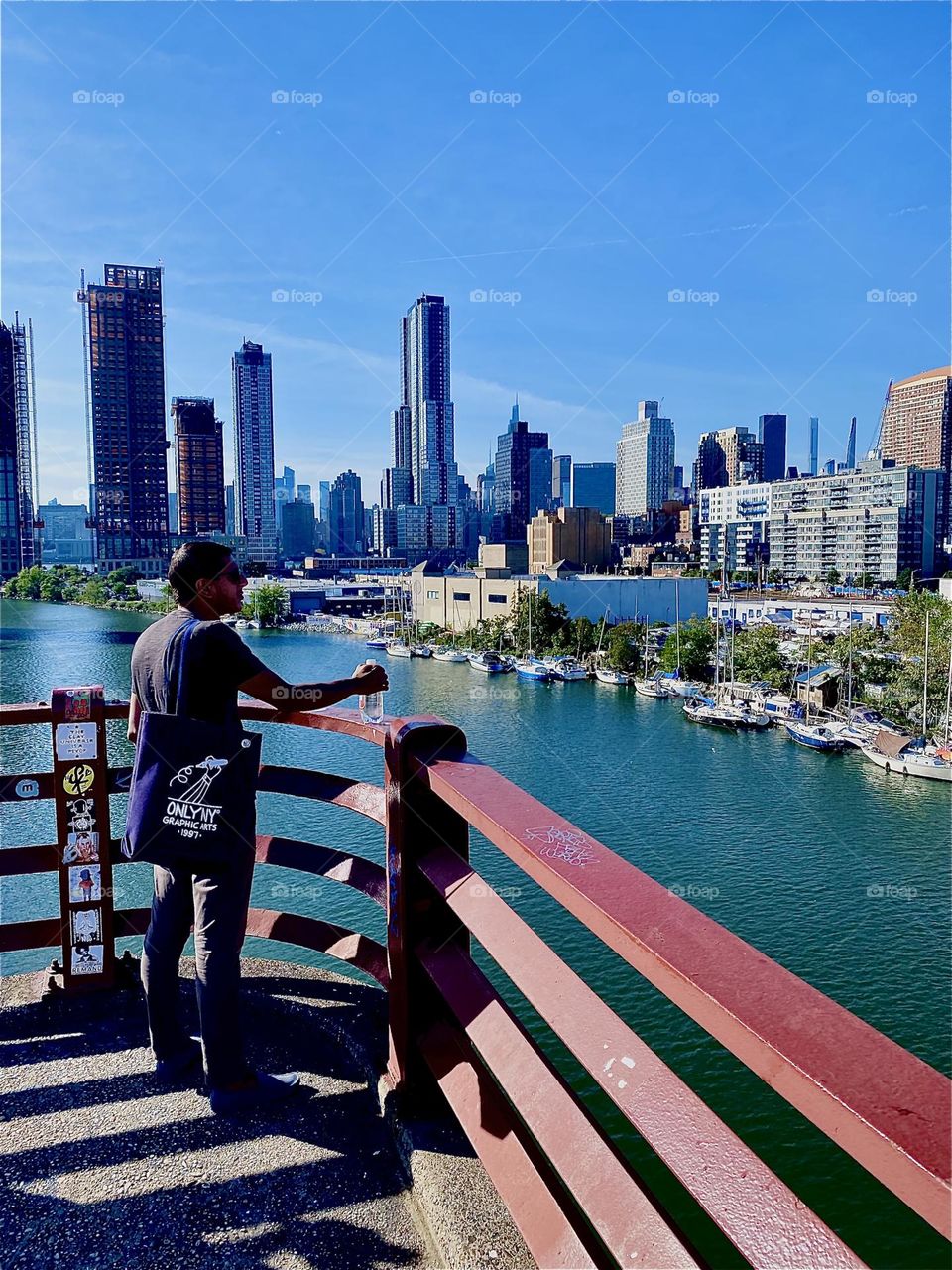 This is the view from the „Pulaski Bridge“ at „Newtown Creek“ in LIC, Queens overlooking LIC as well as the „Manhattan“ skyline in the distance on a warm sunny Indian summer day in 2023. Hypnotic Productions