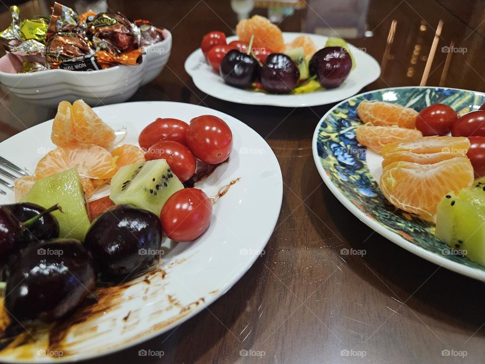 Colorful fruit cutting plate