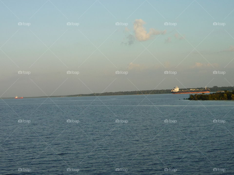 Navio, nas águas do rio Negro, Manaus- AM