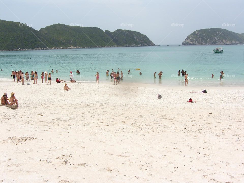 la gente disfrutando el verano en la playa