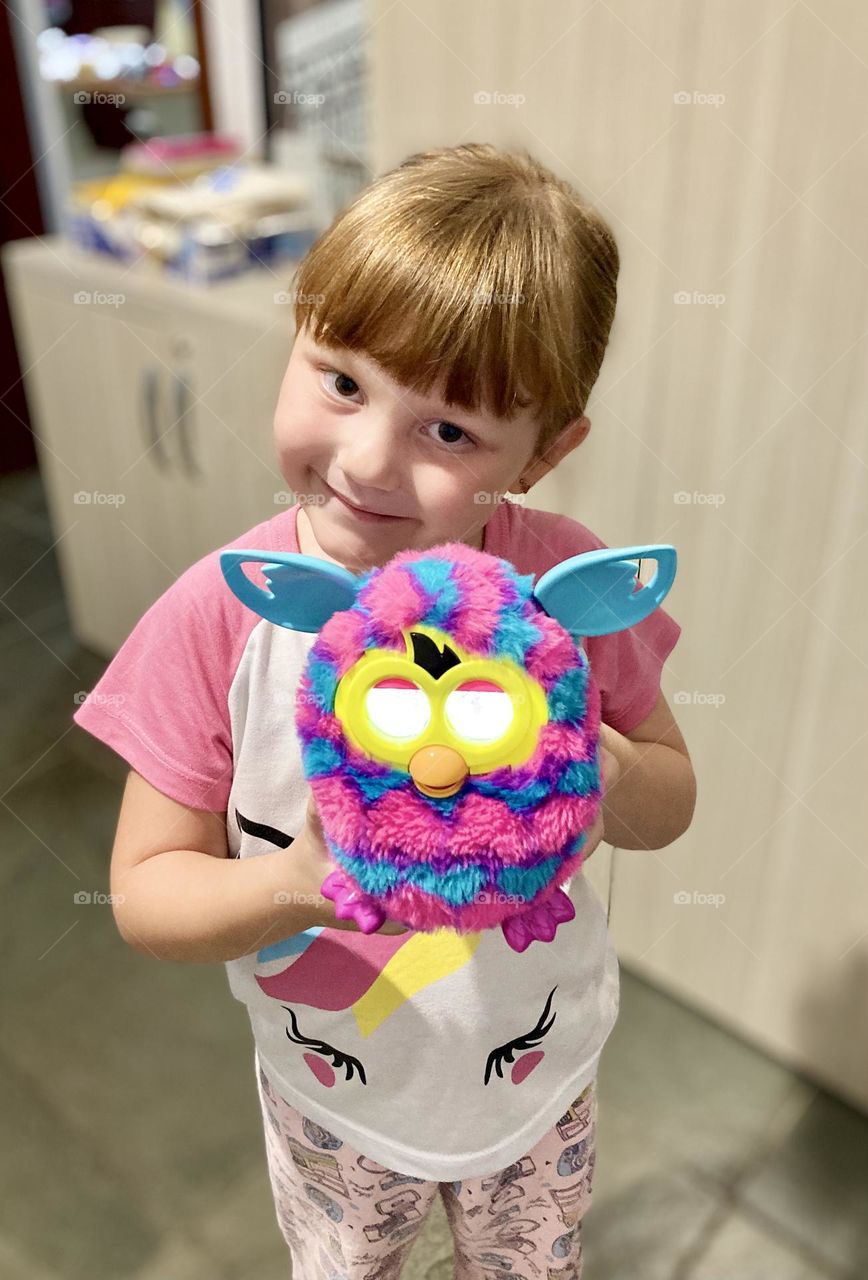 Antigamente, se dizia que “tudo o que você fizer no 1º dia do ano, fará o ano inteiro”.
Acho que alguém continuará sorrindo  puramente (como sempre fez)…
Aliás, minha Estela redescobriu este Furby da fotografia e está se divertindo com ele.