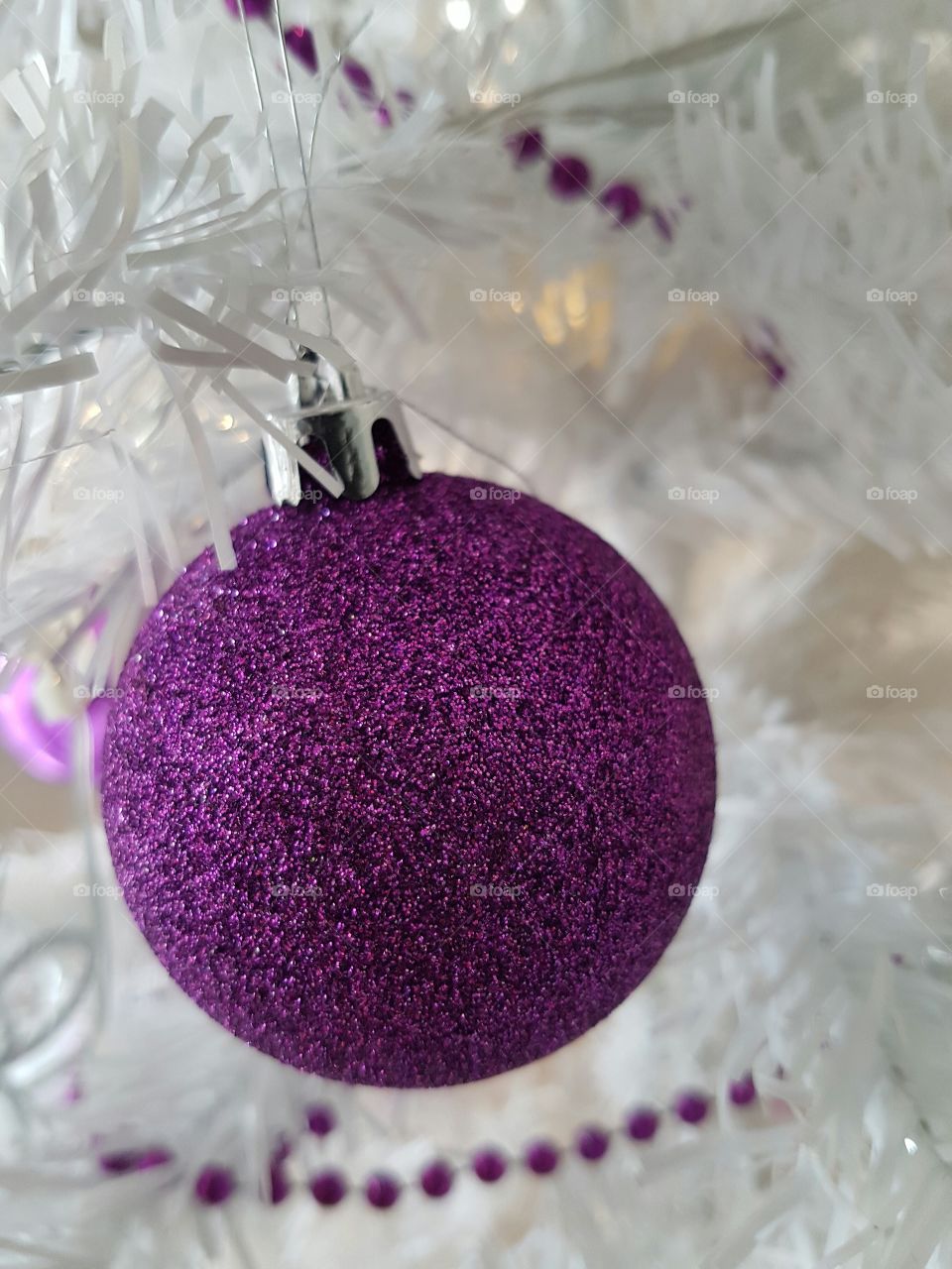 Lila Weihnachtskugel am Weihnachtsbaum