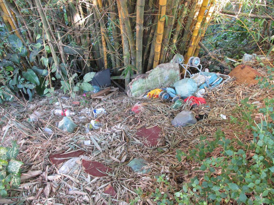 O ser humano matando a natureza com lixo