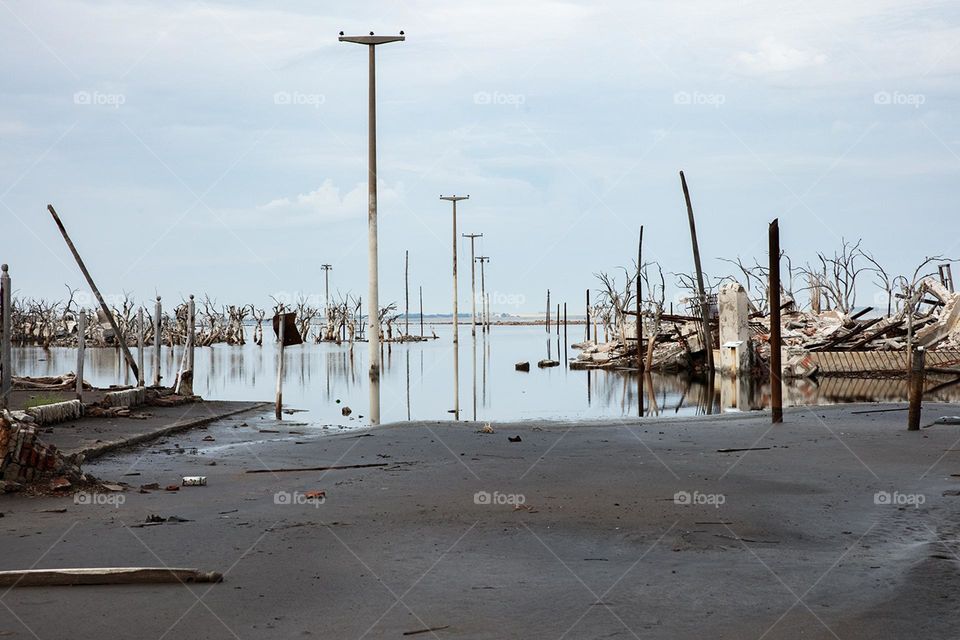 Flood and destruction of a town 