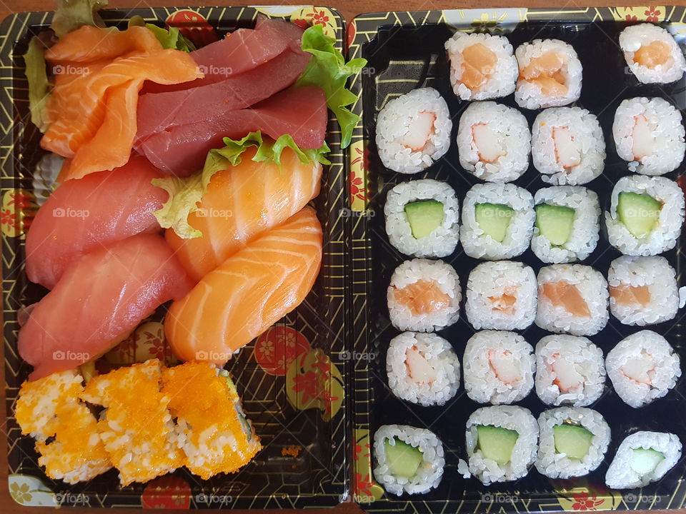 Japanse Sushi uit Nederland, een visgerecht wat erg lekker en gezond is. afgehaald avondmaaltijd.