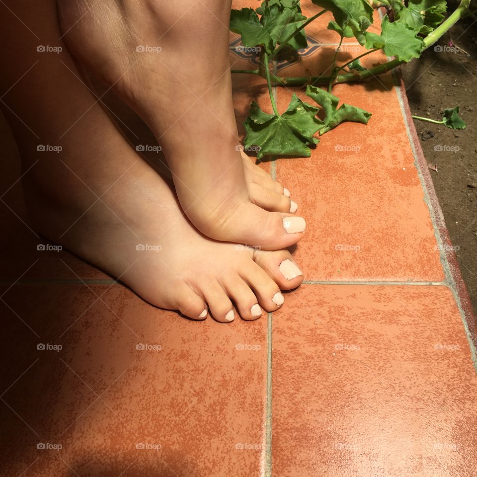 No me quieren comprar mi humilde foto de mis pies? :D