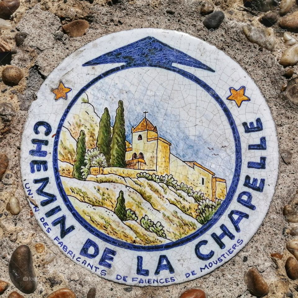 Let's follow the "Chemin de la Chapelle"