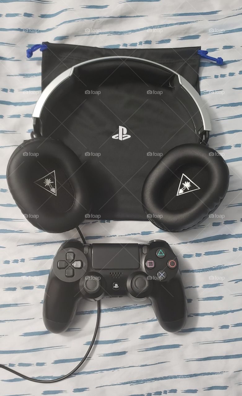 Turtle Beach Headset and PS4 controller 🎧
