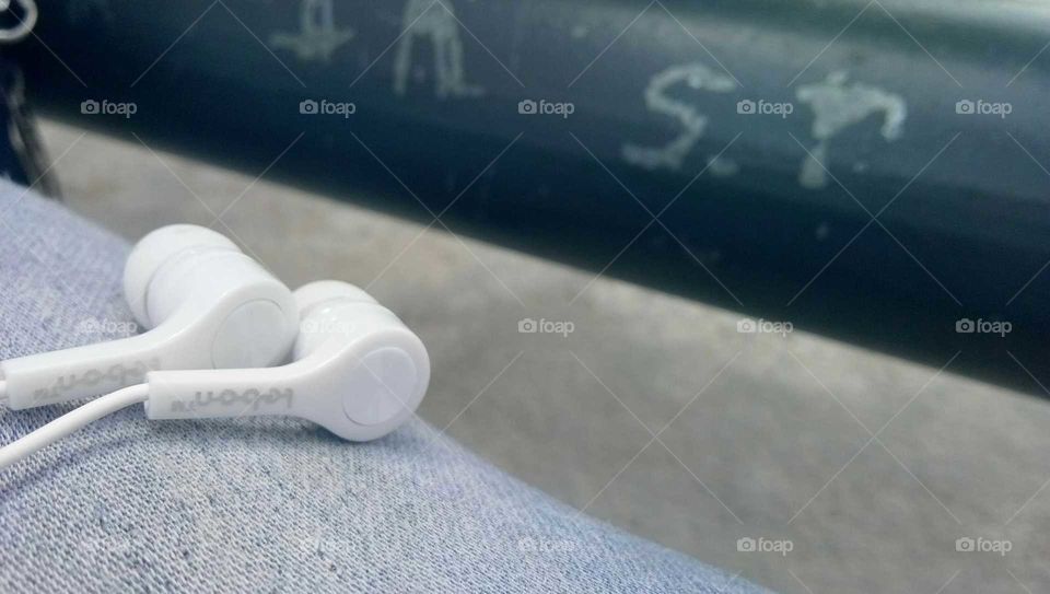 photo Earphones which shows love and peace.