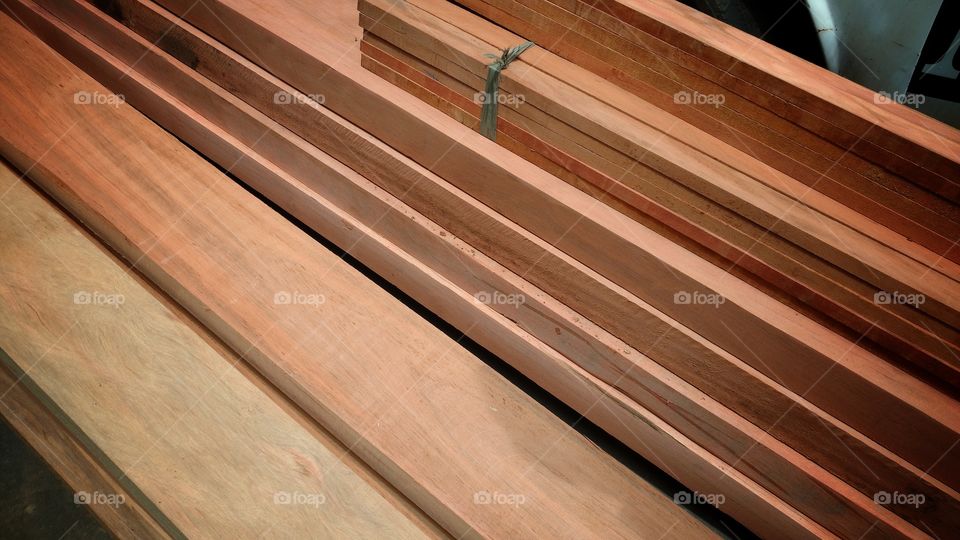 Madeiras pra carpintaria. Tabuas, vigas, terças, vigotas, pranchas...