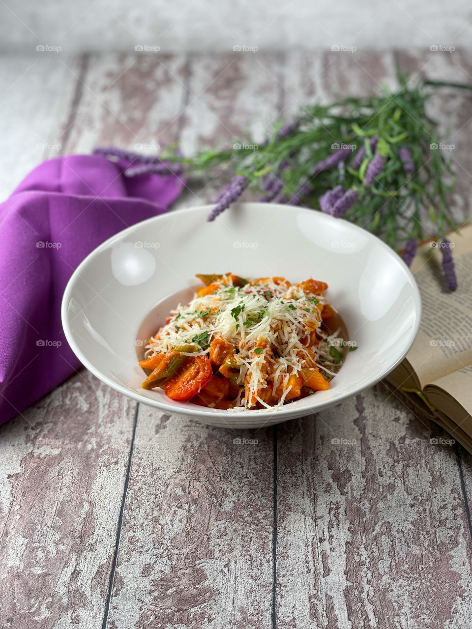 Pasta with chicken in tomato sauce
