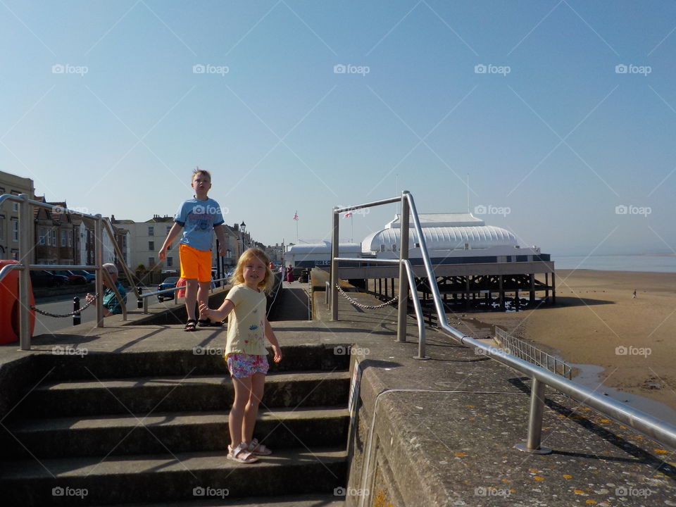 Siblings roaming seaside town 🇬🇧