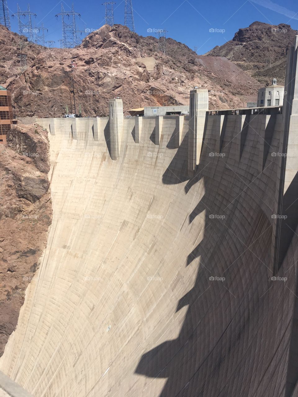 Sleek curvature of the dam 